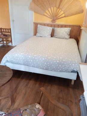 chambre chez l'habitant, axe A62, à 20 min d' ouest d'Agen, parking dans la rue gratuit, accès cuisine, convivial